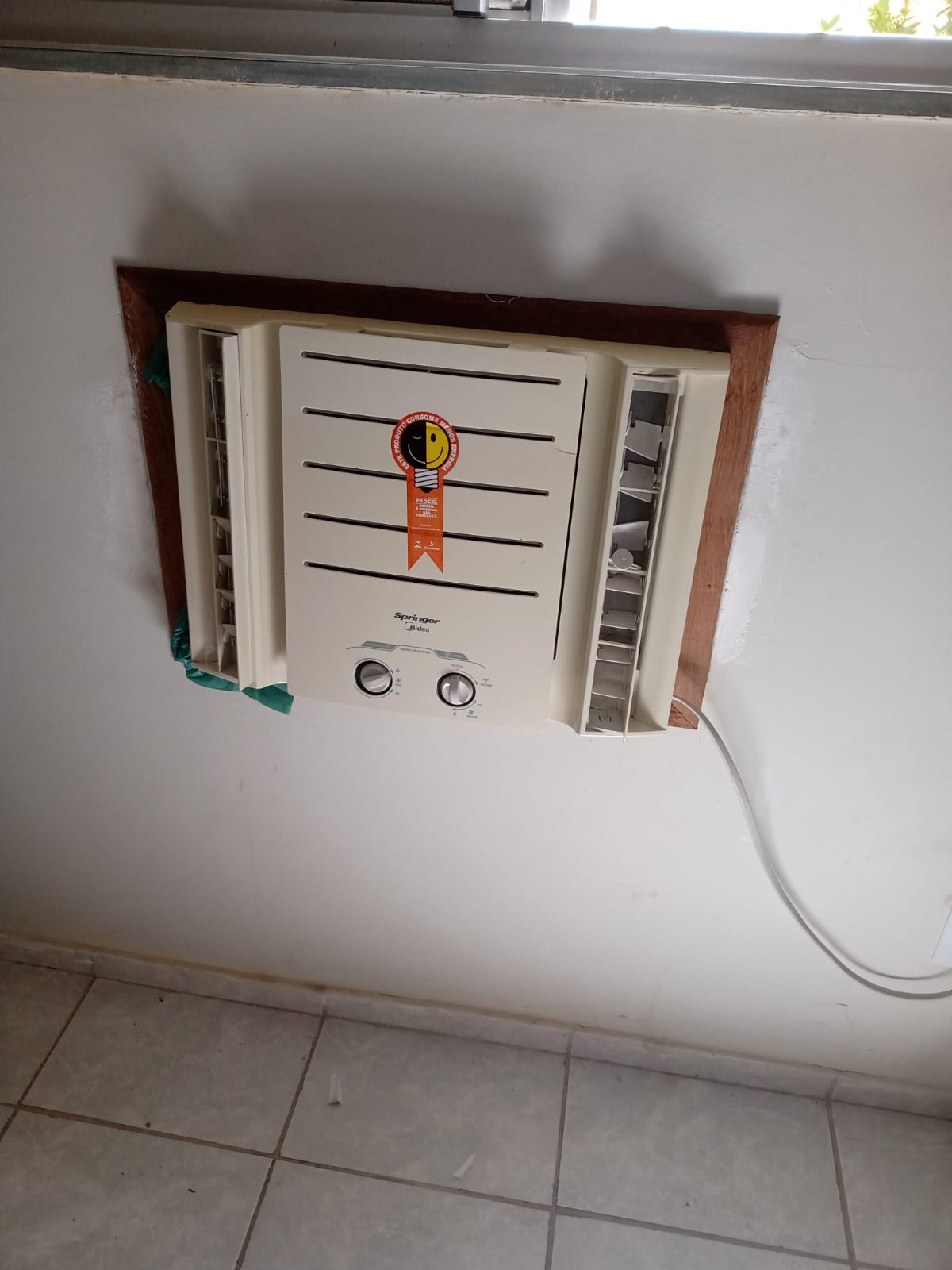 Ar-condicionado de janela instalado após manutenção